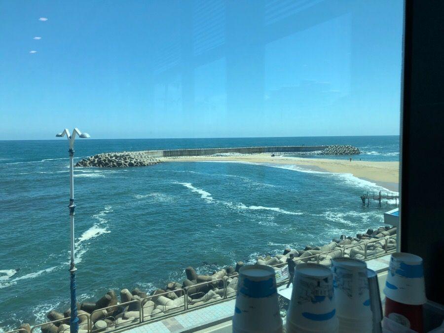 束草青蛙家的餐桌，提供多樣化的韓國小菜與魚片。